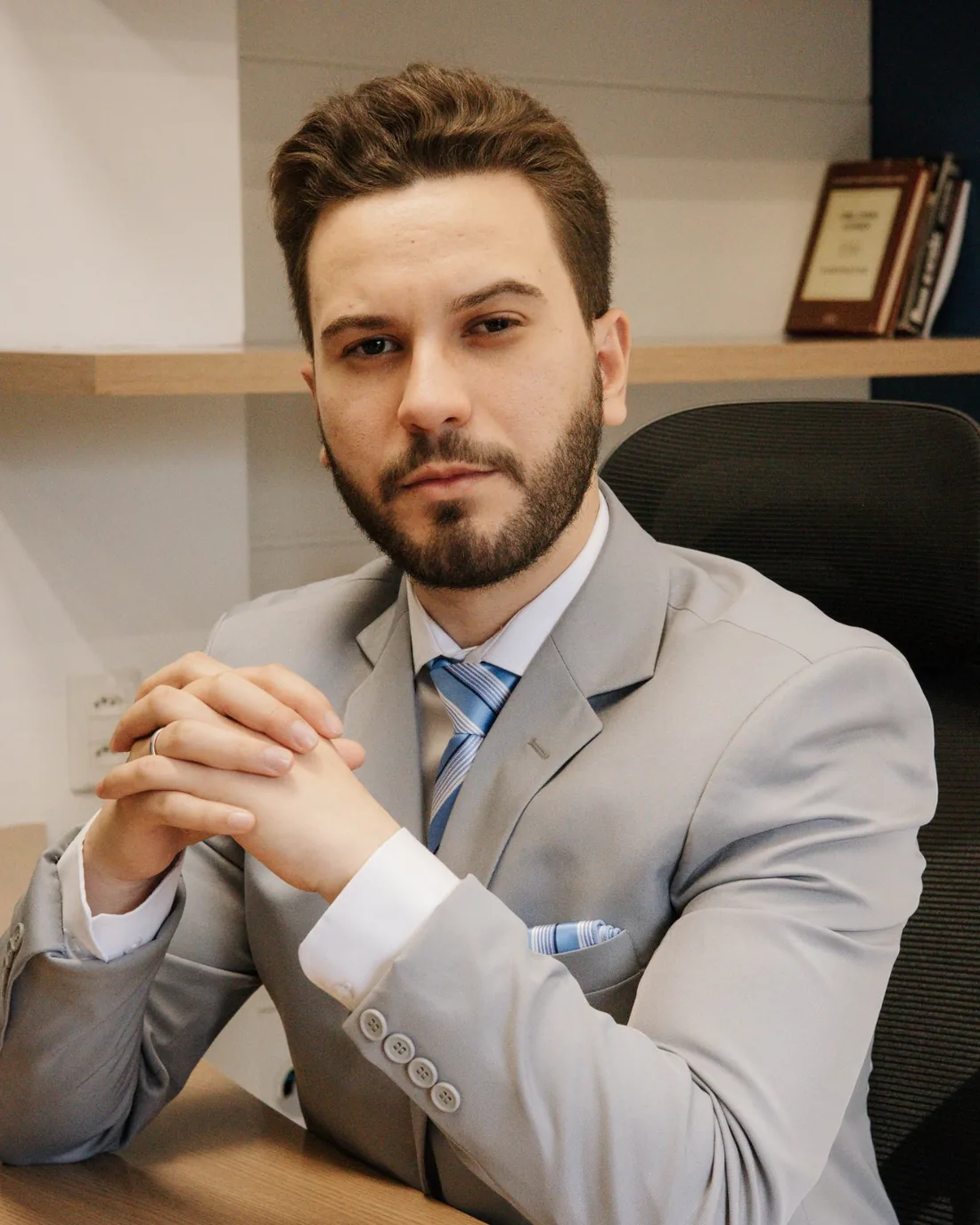 João Carvalho, advogado, em sua mesa no escritório